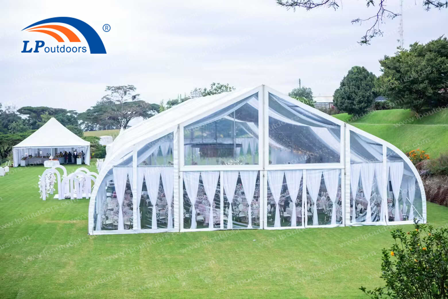 500 People Curved Transparent Roof Clear Span Curve Wedding Marquee Tents with Lining for Wedding 