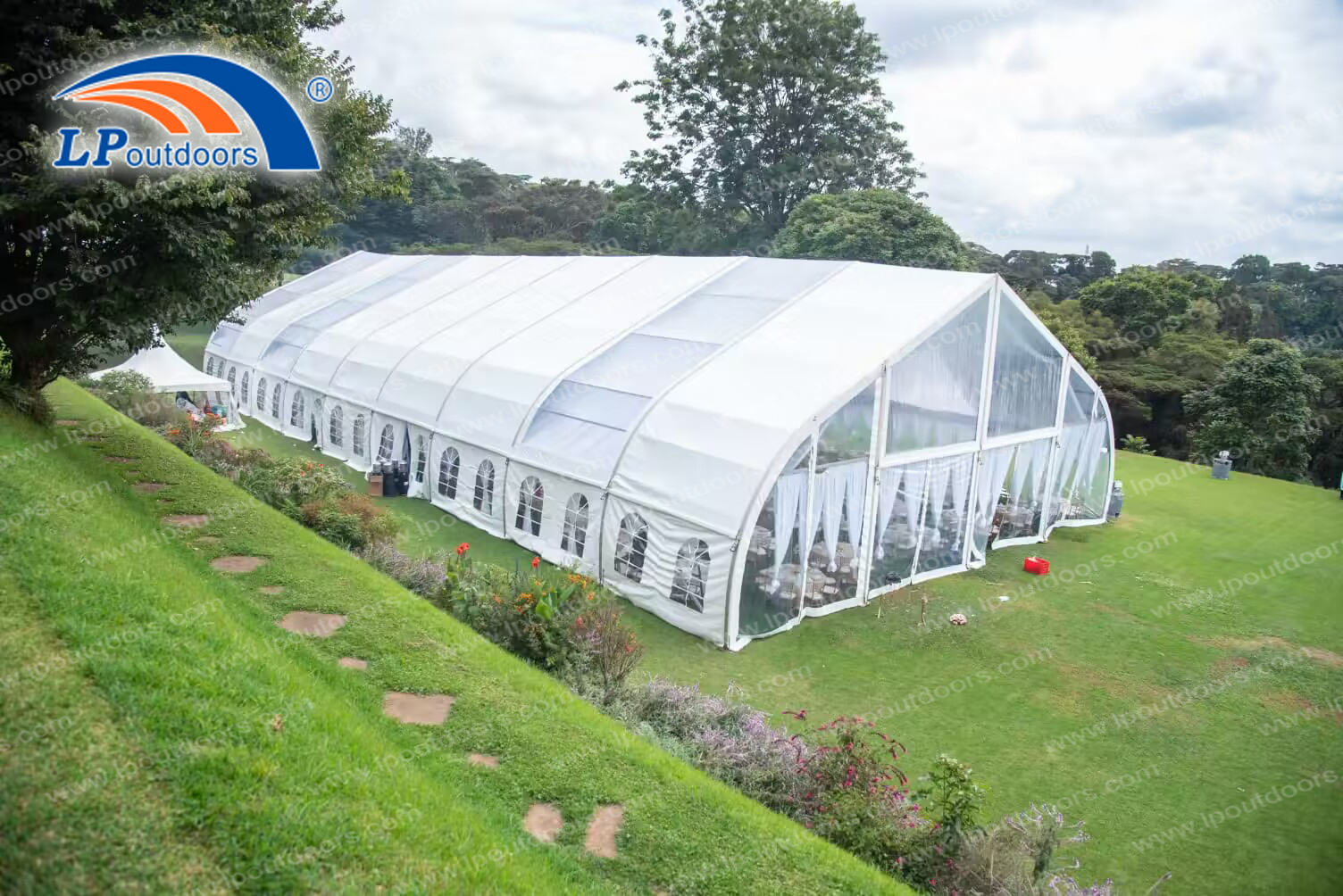 500 People Curved Transparent Roof Clear Span Curve Wedding Marquee Tents with Lining for Wedding 
